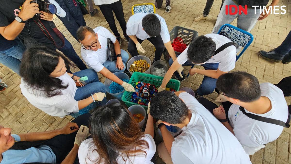 Proses pemilahan sampah di Bank Sampah Kertabumi