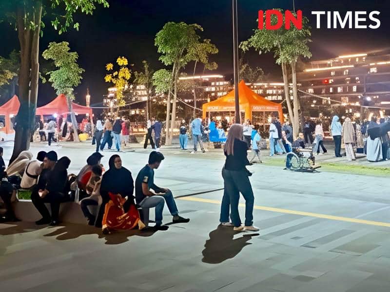 Puluhan pengunjung KIPPP IKN yang meramaikan Bazar UMKM selama Nataru