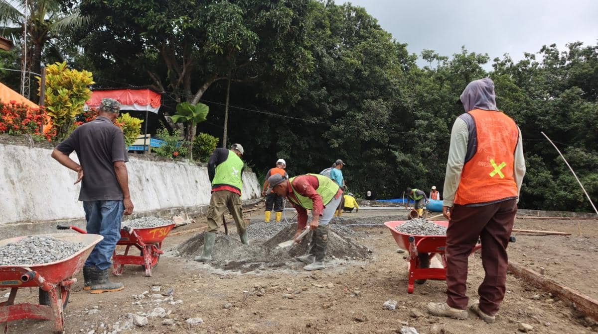 Sekretaris Utama BNPB Rustian meninjau pembangunan 15 unit huntara di Nagari Sumpur, depan Kantor Kecamatan Batipuh Selatan, Kabupaten Tanah Datar