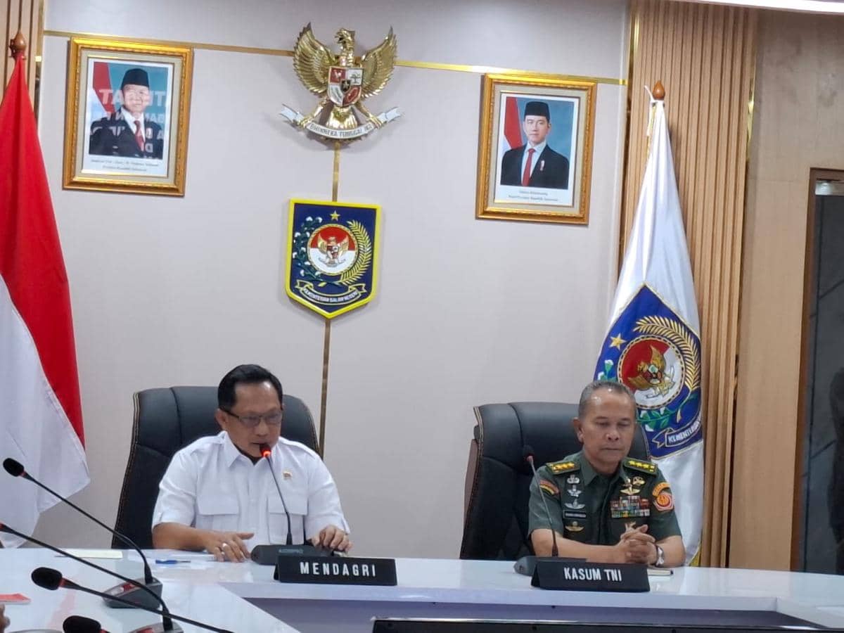 Mendagri Tito Karnavian (kiri) dan Kasum TNI Letjen TNI Richard Tampubolon (kanan) dalam jumpa pers rehabilitasi banjir Sumatra.