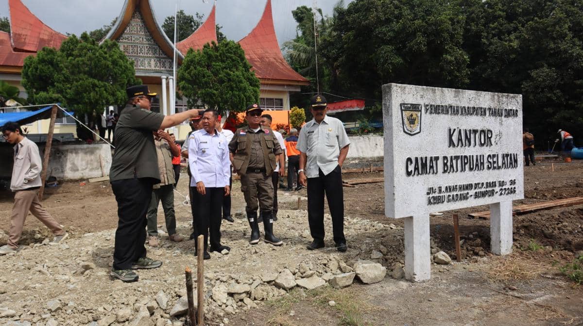 Sekretaris Utama BNPB Rustian meninjau pembangunan 15 unit huntara di Nagari Sumpur, depan Kantor Kecamatan Batipuh Selatan, Kabupaten Tanah Datar