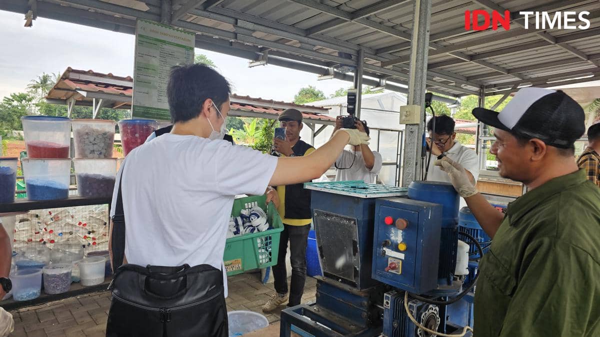 Proses pemilahan sampah di Bank Sampah Kertabumi