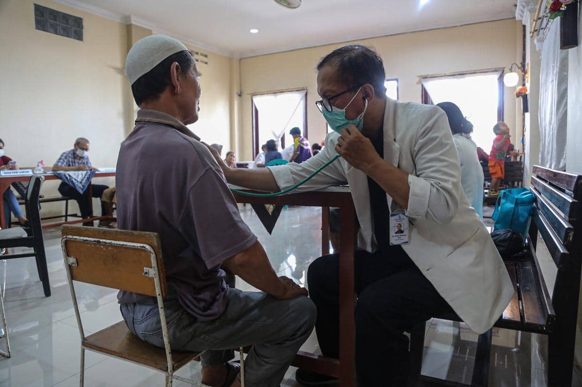 Ilustrasi seorang dokter mengecek kondisi kesehatan jantung warga lansia dalam aksi sosial pengobatan gratis di Gereja Isa Al-Masih Pringgading, Semarang, Jawa Tengah, Minggu (21/12/2025). (ANTARA FOTO/Makna Zaezar)
