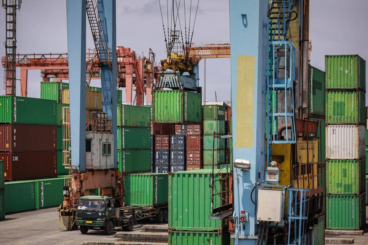 Ilustrasi bongkar muat peti kemas di pelabuhan. (ANTARA FOTO/Dhemas Reviyanto)