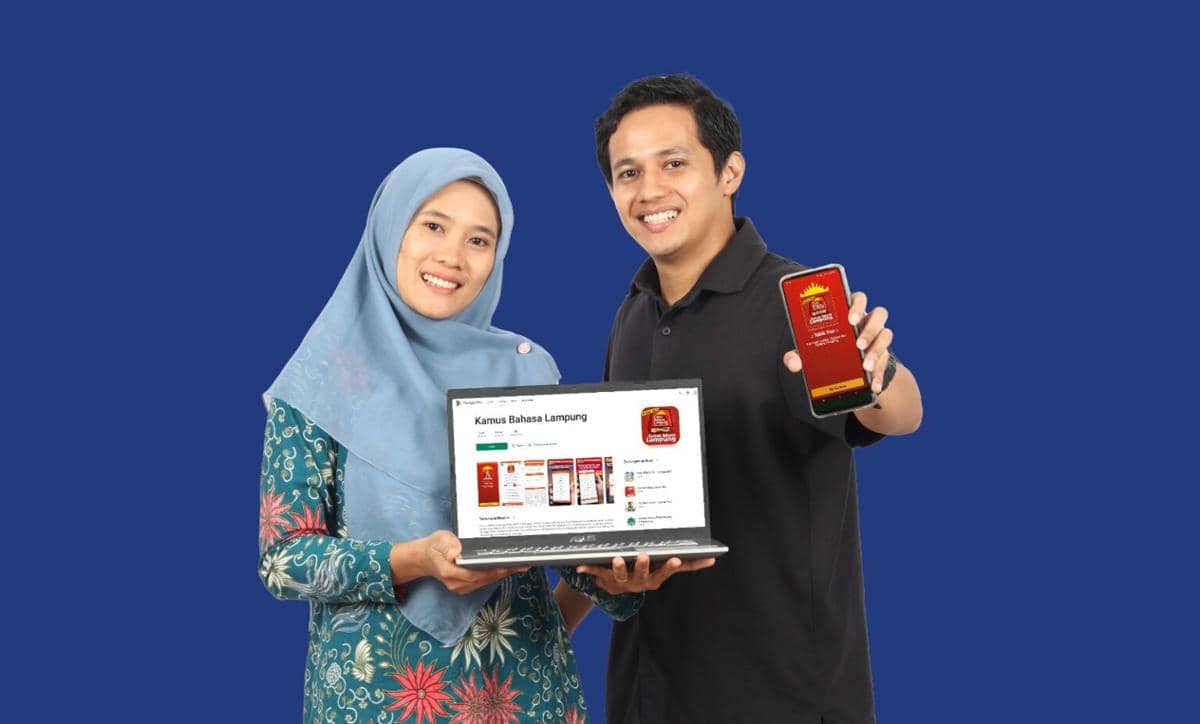 Dosen Prodi Pendidikan Teknologi Informasi IIB Darmajaya, Muhammad Fauzan Azima dan Siti Nur Laila, kembangkan aplikasi Kamus Bahasa Lampung yang kini telah diunduh lebih dari 100 ribu pengguna