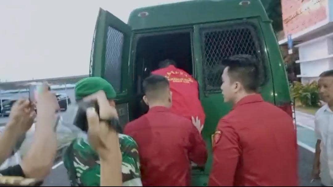 Anggota DPRD Ogan Ilir saat digiring pihak kejaksaan usai ditetapkan sebagai tersangka. (Dok. IDN Times)