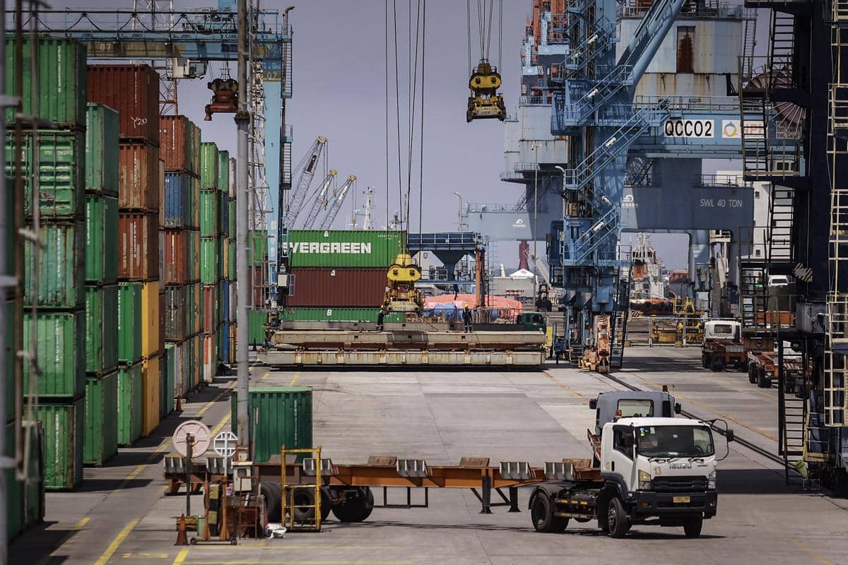 Ilustrasi bongkar muat peti kemas di pelabuhan. (ANTARA FOTO/Dhemas Reviyanto)