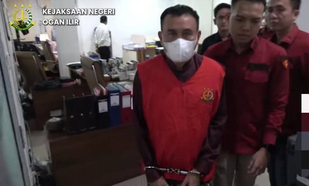 Anggota DPRD Ogan Ilir saat digiring pihak kejaksaan usai ditetapkan sebagai tersangka. (Dok. IDN Times)