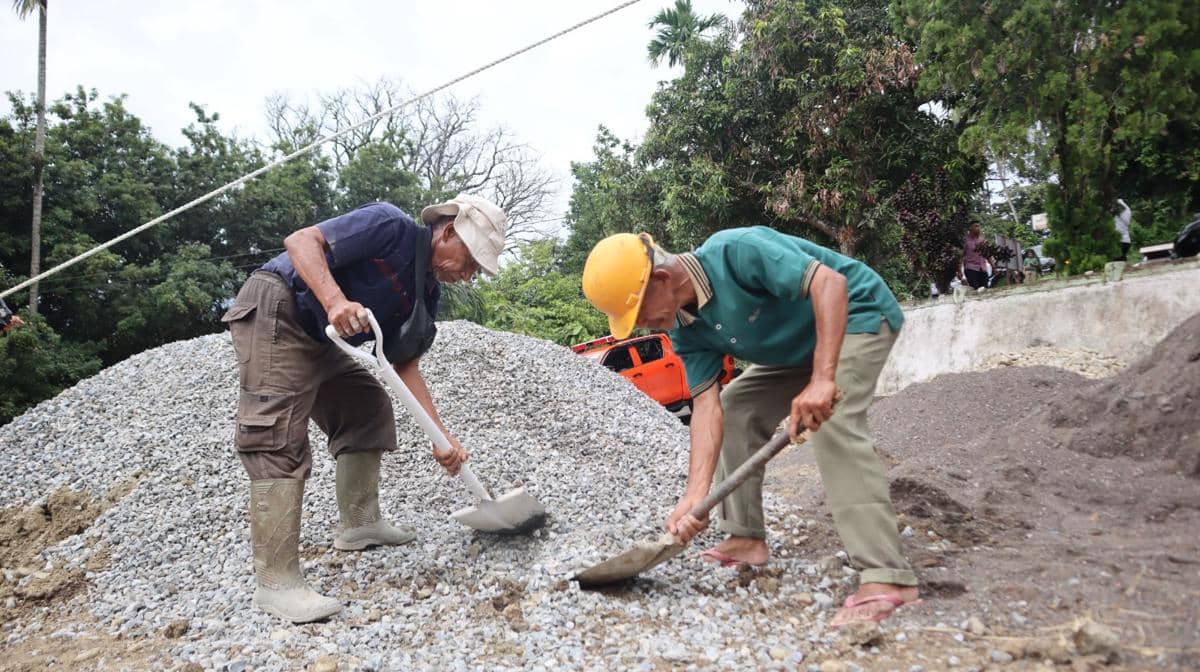 Sekretaris Utama BNPB Rustian meninjau pembangunan 15 unit huntara di Nagari Sumpur, depan Kantor Kecamatan Batipuh Selatan, Kabupaten Tanah Datar