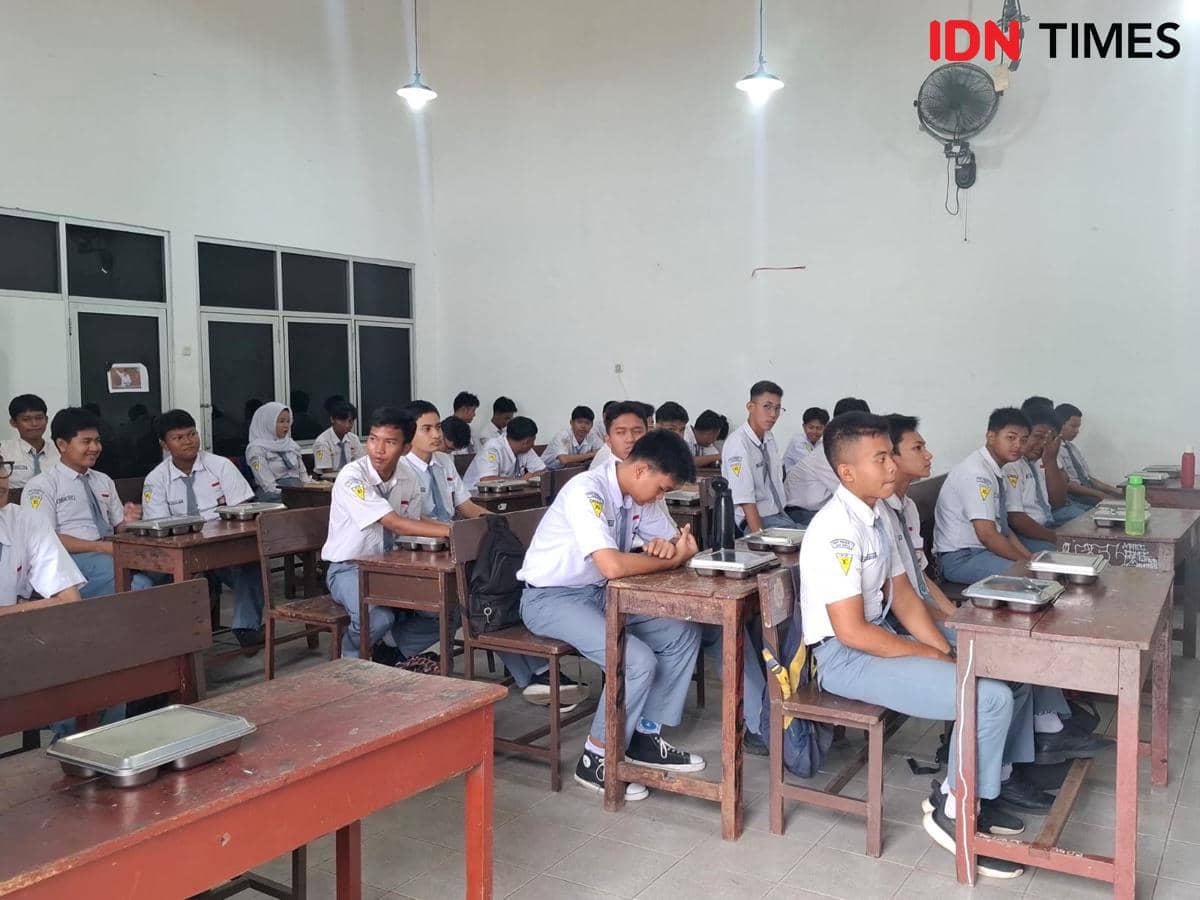 Siswa SMKN 1 Jakarta saat menerima MBG