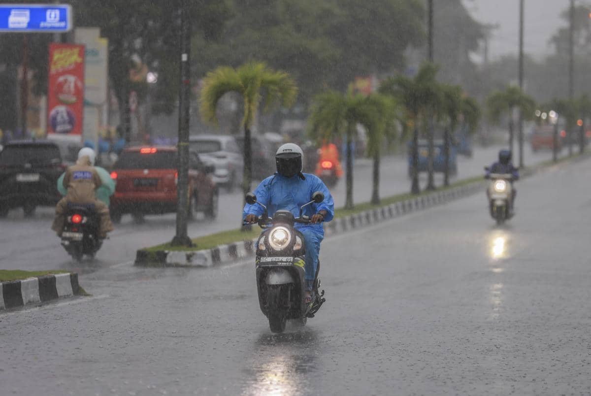 Ilustrasi pengendara sepeda motor menerobos hujan. (ANTARA FOTO/Andri Saputra)