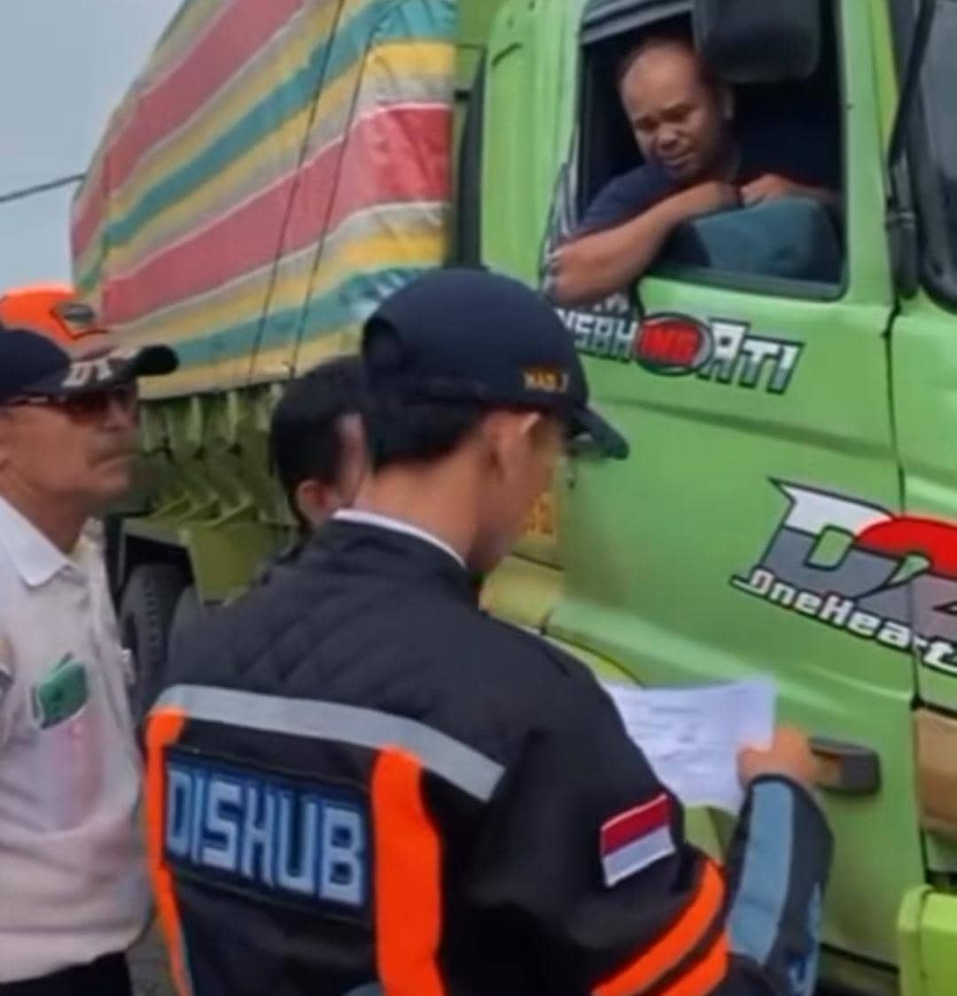 Dishub Lubuk Linggau saat melakukan razia terhadap truk batubara. (Dok. Dishub Lubuk Linggau)