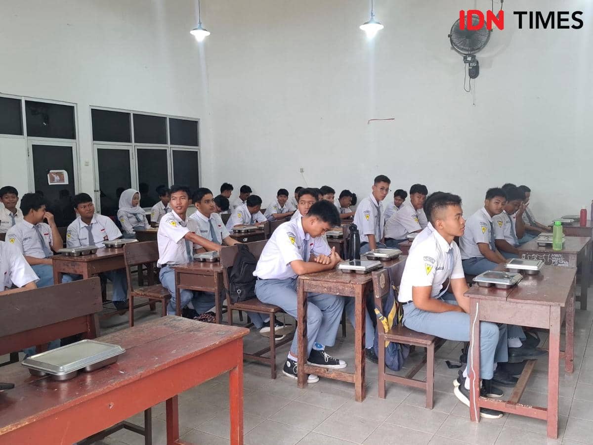 Siswa SMKN 1 Jakarta saat menerima MBG