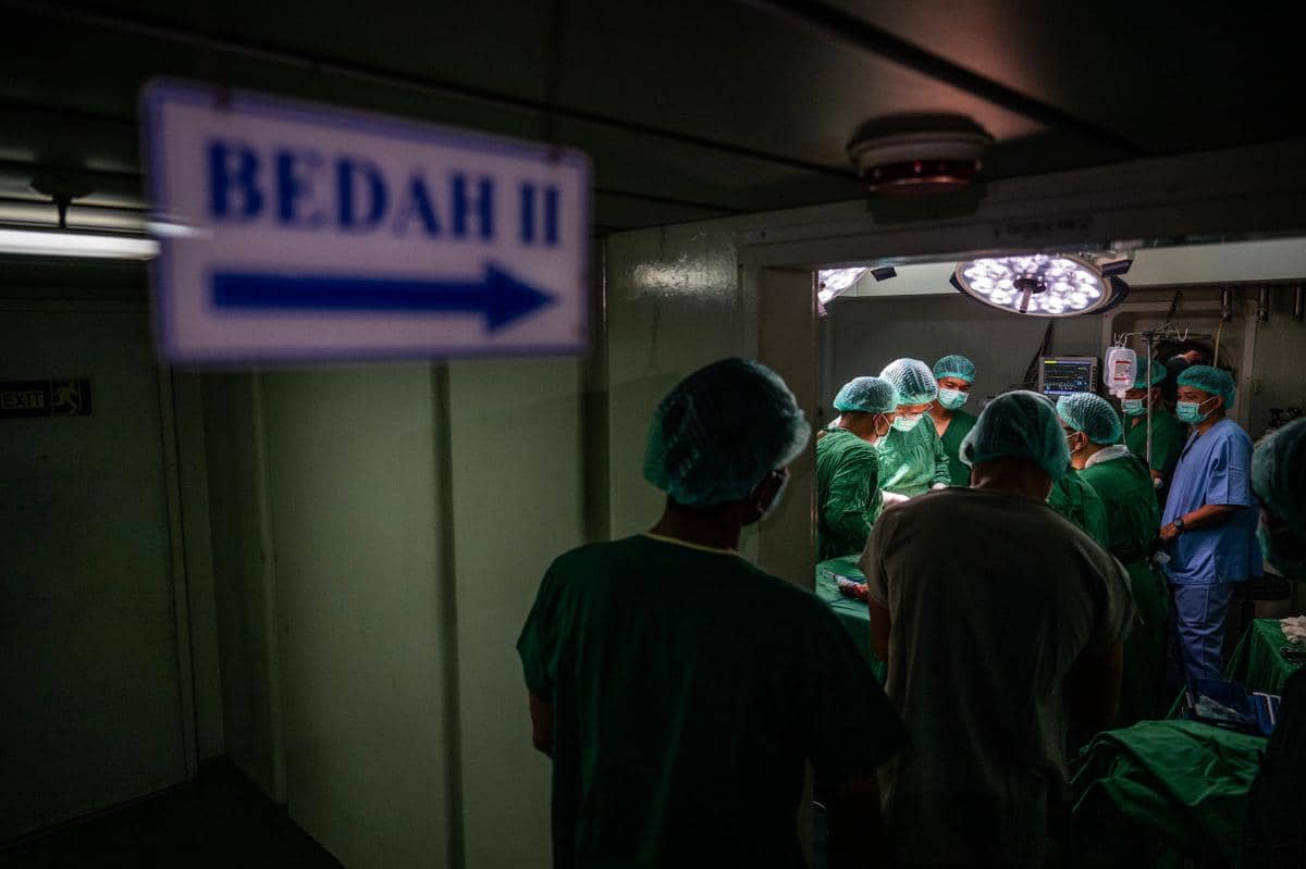 Ilustrasi dokter spesialis bedah melakukan operasi kaki di ruang operasi. (ANTARA FOTO/Bayu Pratama S)