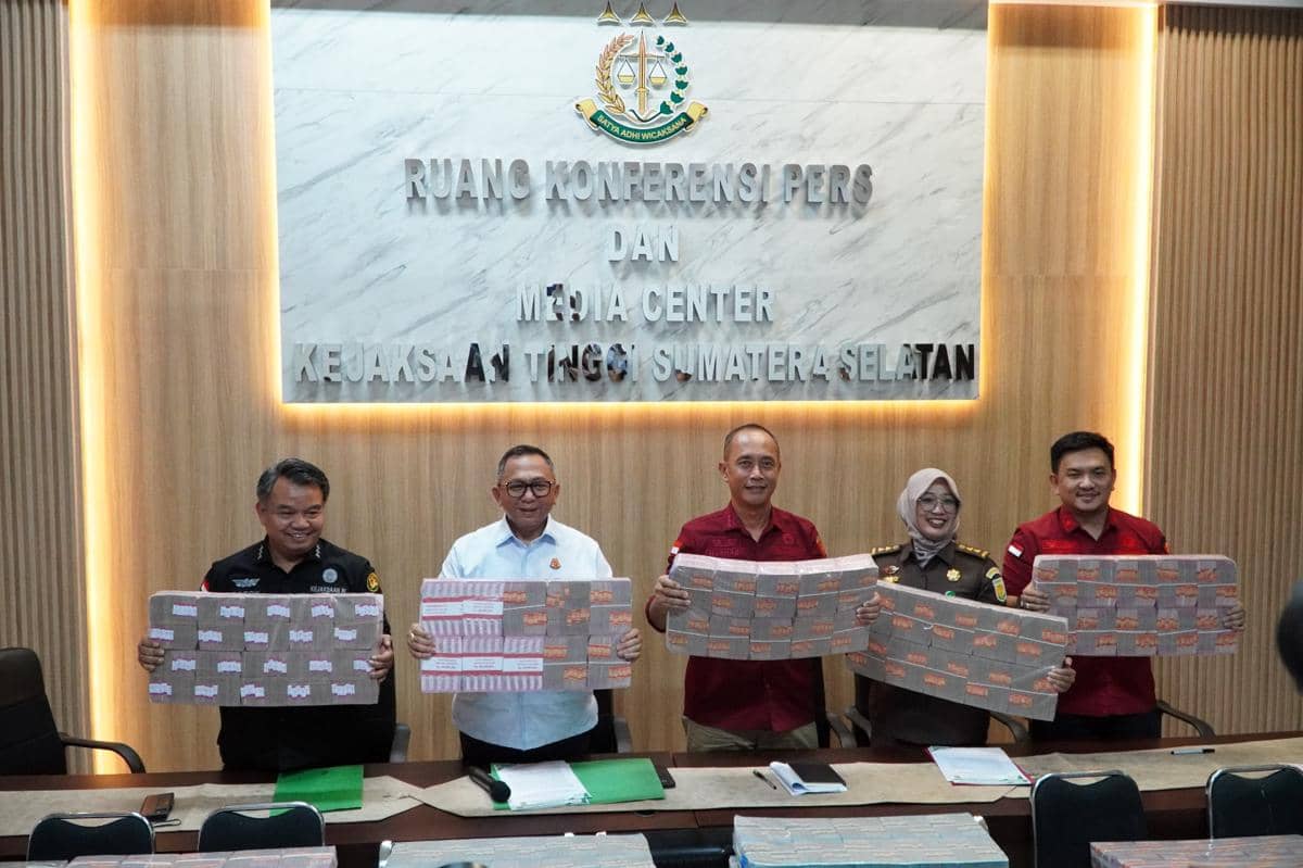 Tim penyidik Kejati Sumsel saat menunjukkan pengembalian kerugian keuangan negara dari perkara korupsi penyaluran KUR.