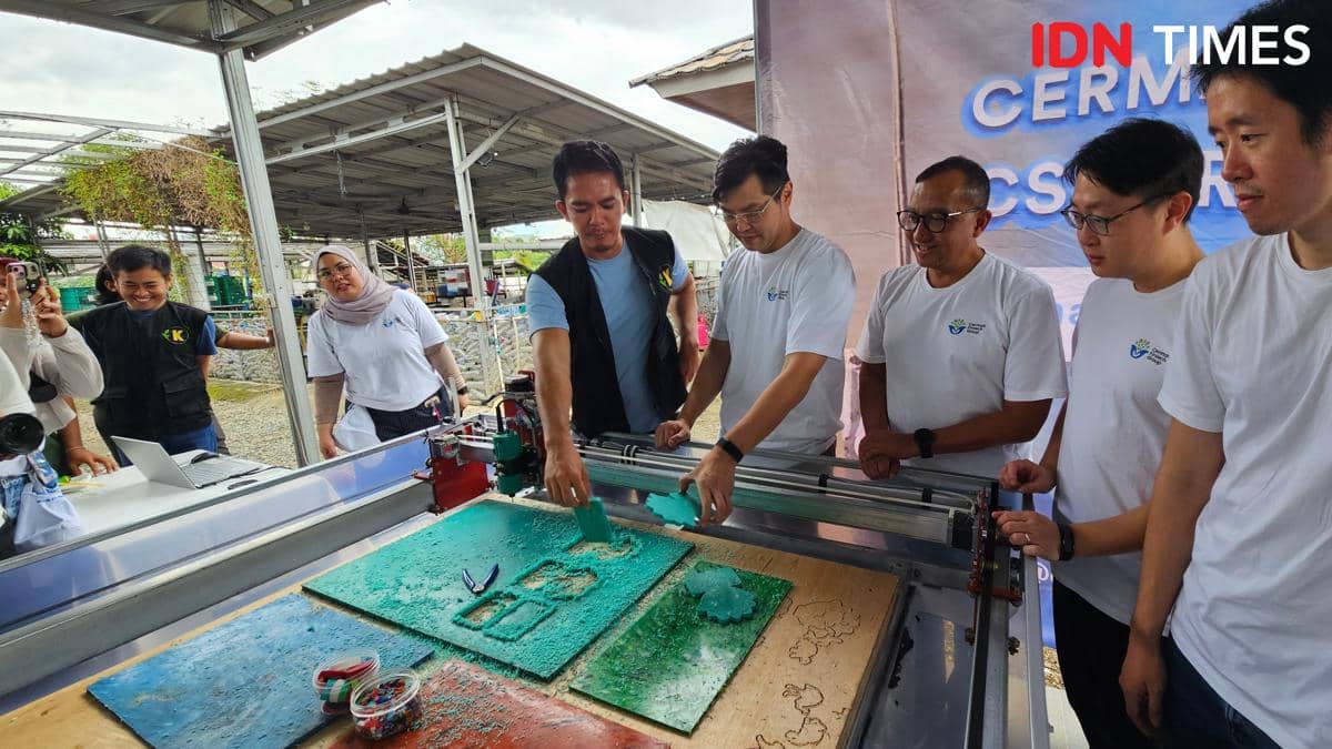 Proses pemilahan sampah di Bank Sampah Kertabumi