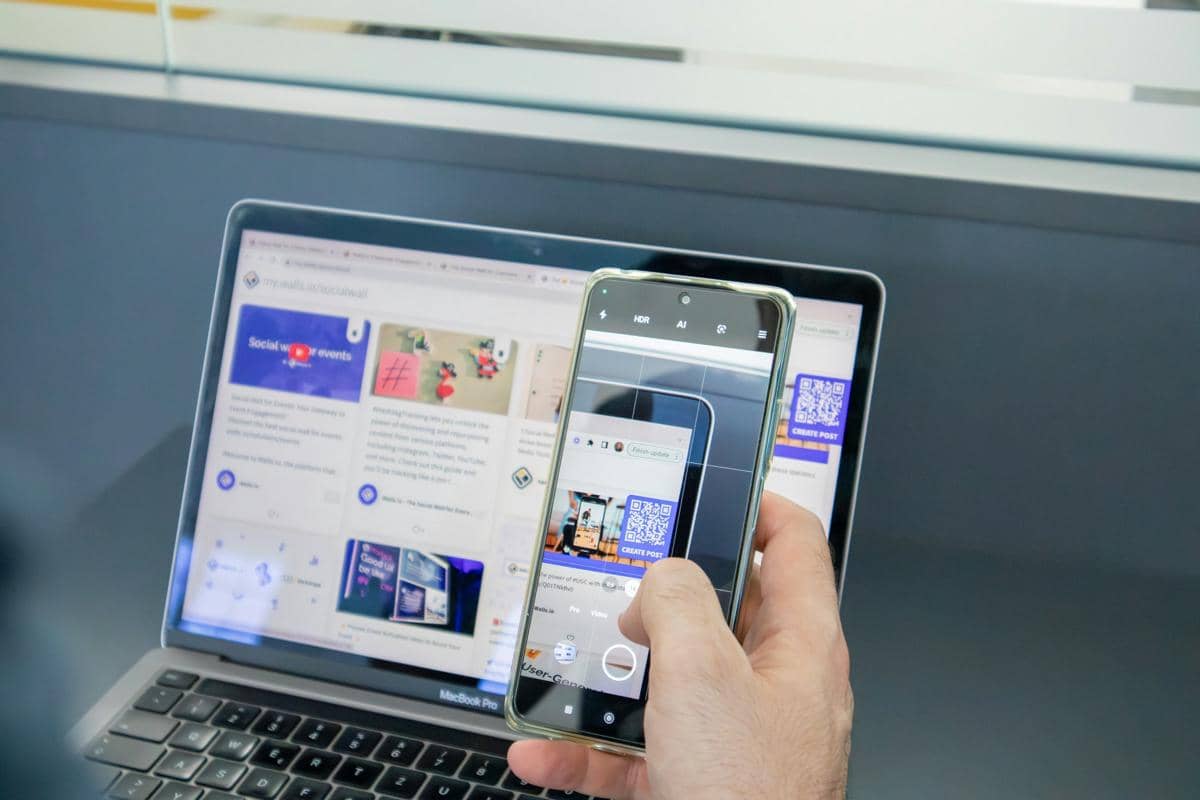 ilustrasi HP dan laptop