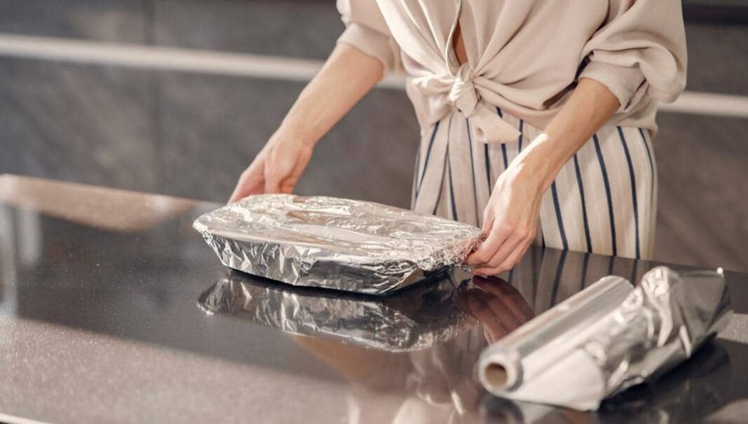 menutup loyang dengan aluminium foil (freepik.com/prostooleh)
