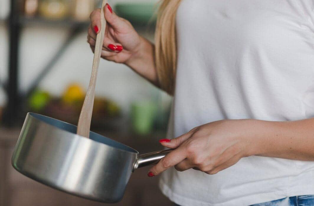 mengangkat panci dari kompor (freepik.com/freepik)