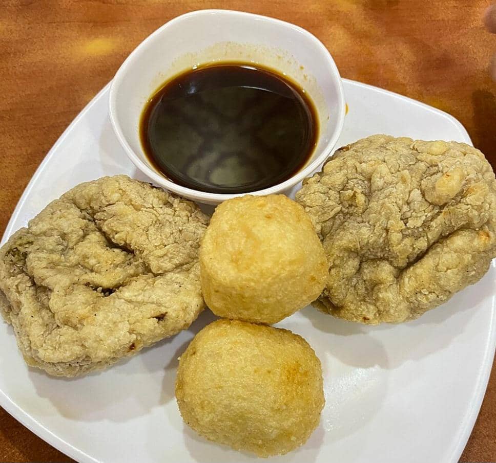 pempek dan cuko (commons.wikimedia.org/Cendy00)