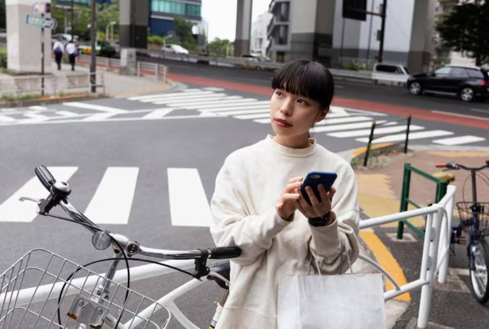 ilustrasi cewek main HP