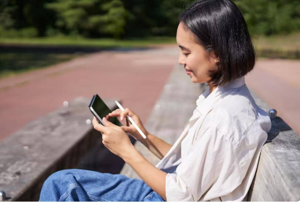 ilustrasi cewek main HP