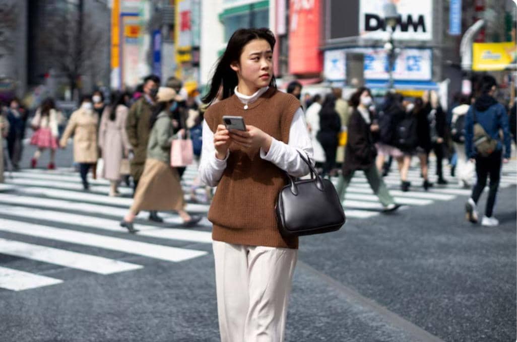 ilustrasi cewek main HP