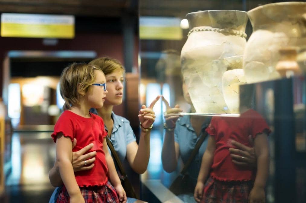 ilustrasi liburan ke museum