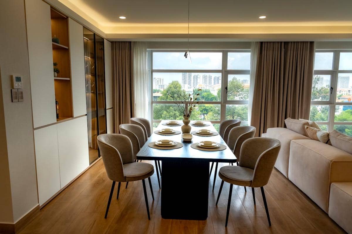 https://www.pexels.com/photo/modern-dining-room-setup-with-city-view-33326591/