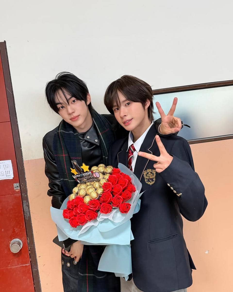 potret TWS rayakan kelulusan Kyungmin dari Hanlim