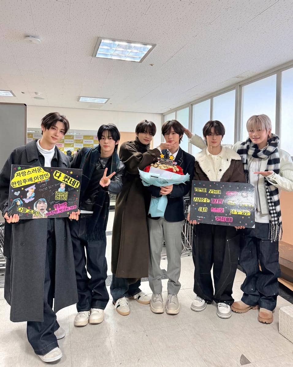 potret TWS rayakan kelulusan Kyungmin dari Hanlim