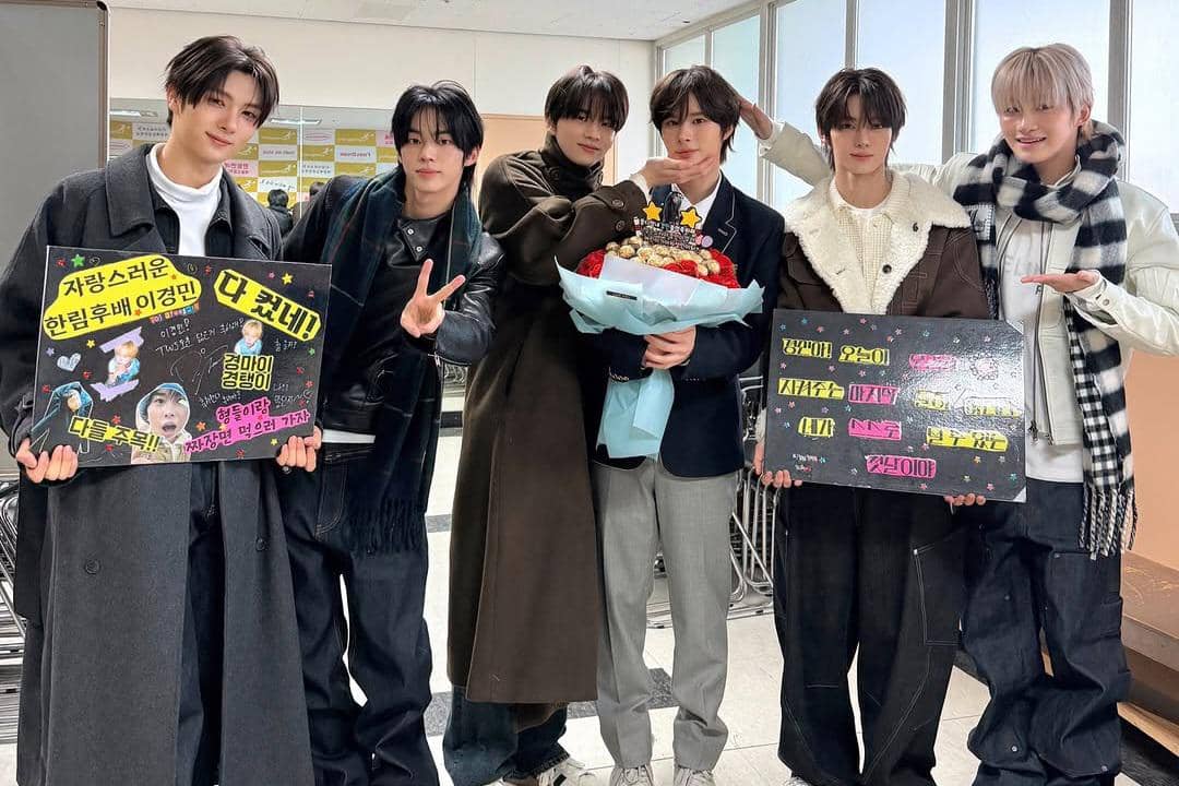 potret TWS rayakan kelulusan Kyungmin dari Hanlim