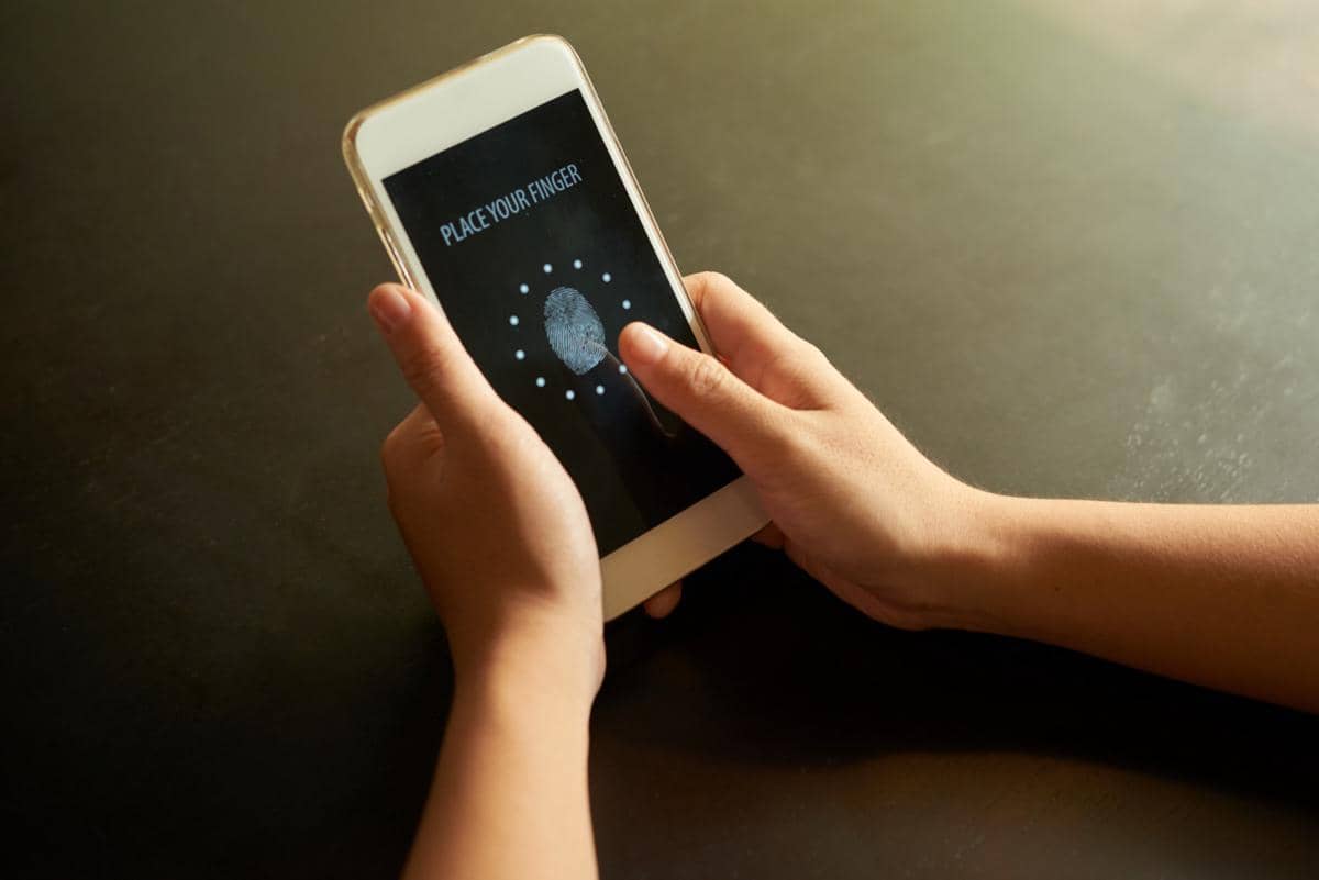 ilustrasi ponsel diretas