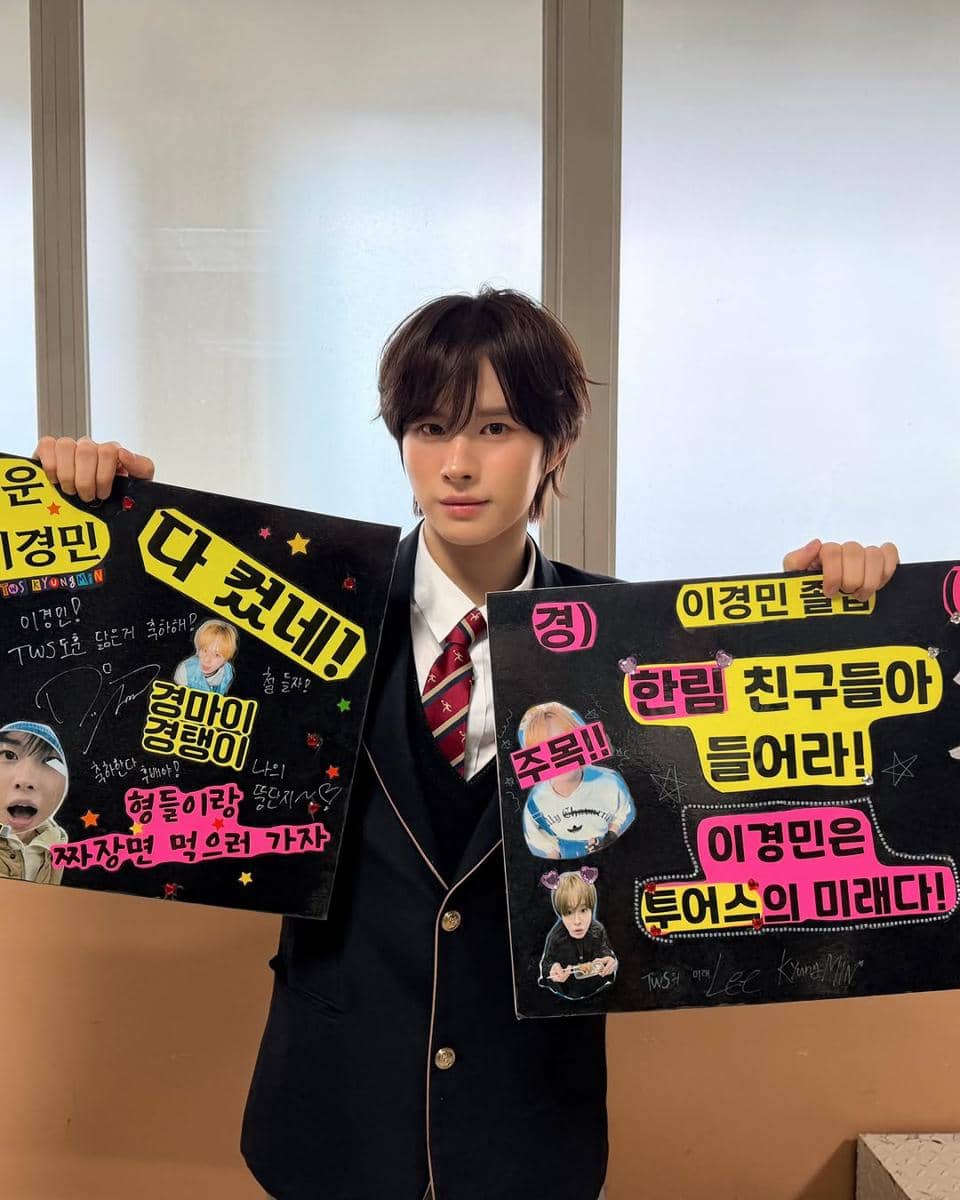 potret TWS rayakan kelulusan Kyungmin dari Hanlim