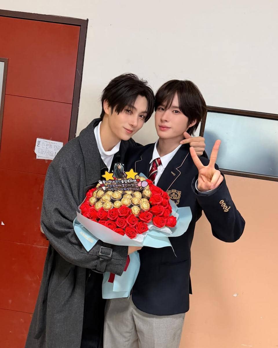 potret TWS rayakan kelulusan Kyungmin dari Hanlim