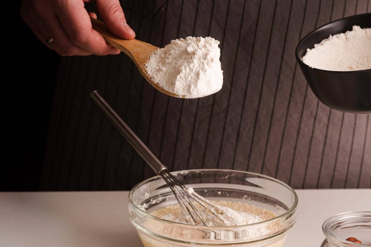 ilustrasi menuangkan tepung ke adonan