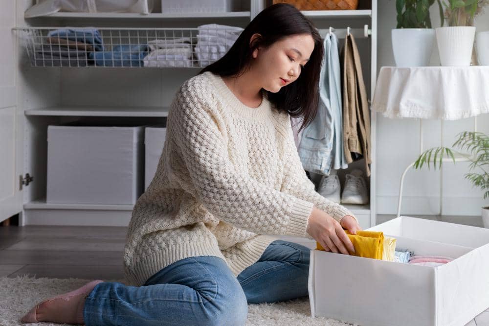 6 Cara Menata Sudut Rumah yang Jadi Tempat Taruh Barang Sementara