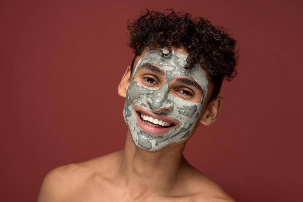ilustrasi cowok pakai clay mask