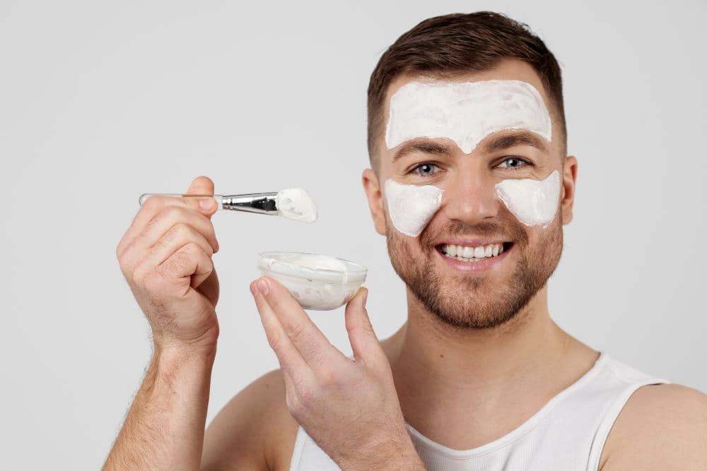 ilustrasi cowok pakai clay mask 