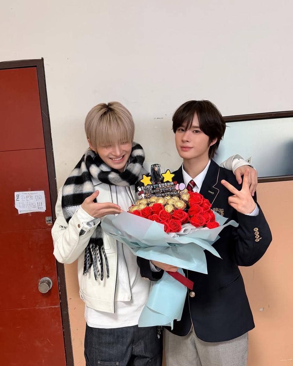 potret TWS rayakan kelulusan Kyungmin dari Hanlim