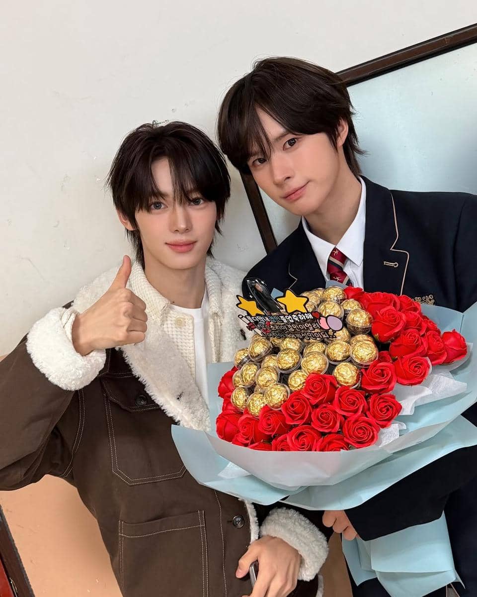 potret TWS rayakan kelulusan Kyungmin dari Hanlim