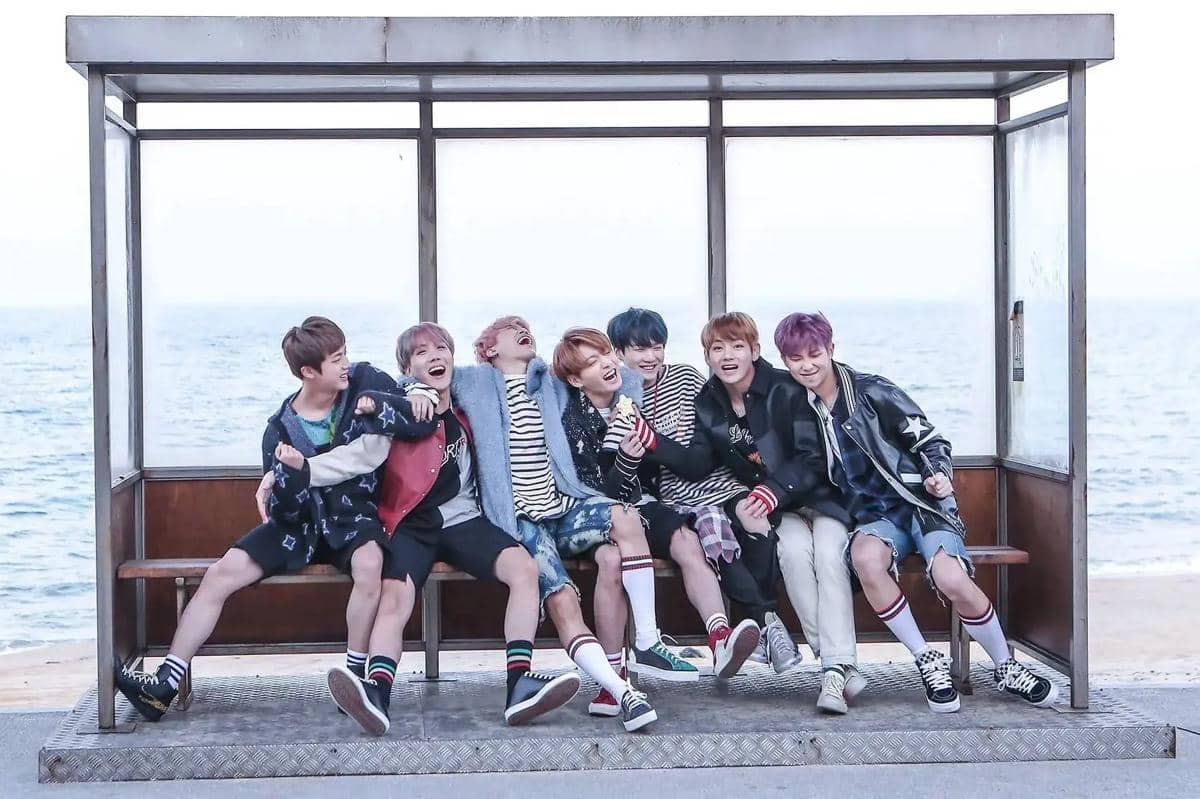 BTS di MV Spring Day (dok. BIGHIT MUSIC)