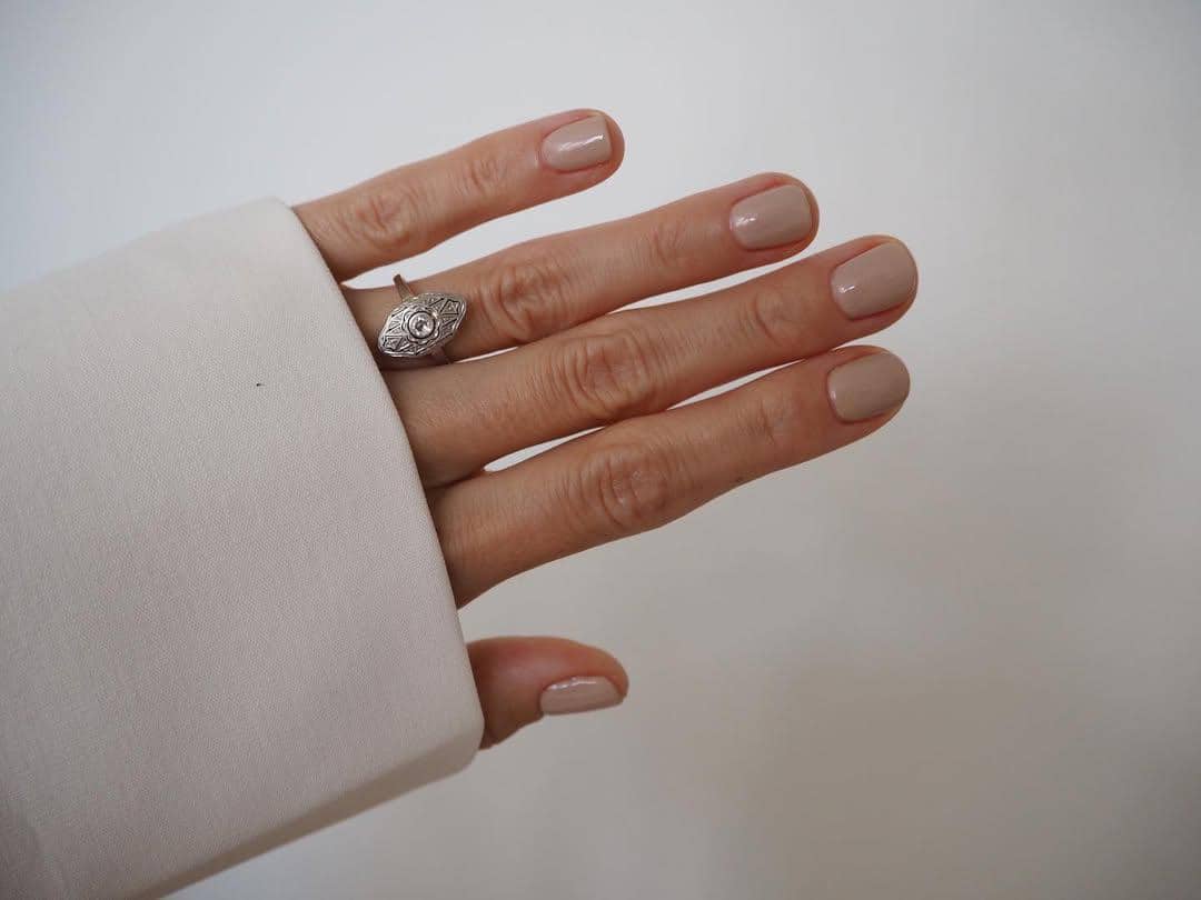 inspirasi warna kuteks yang cocok untuk semua warna outfit