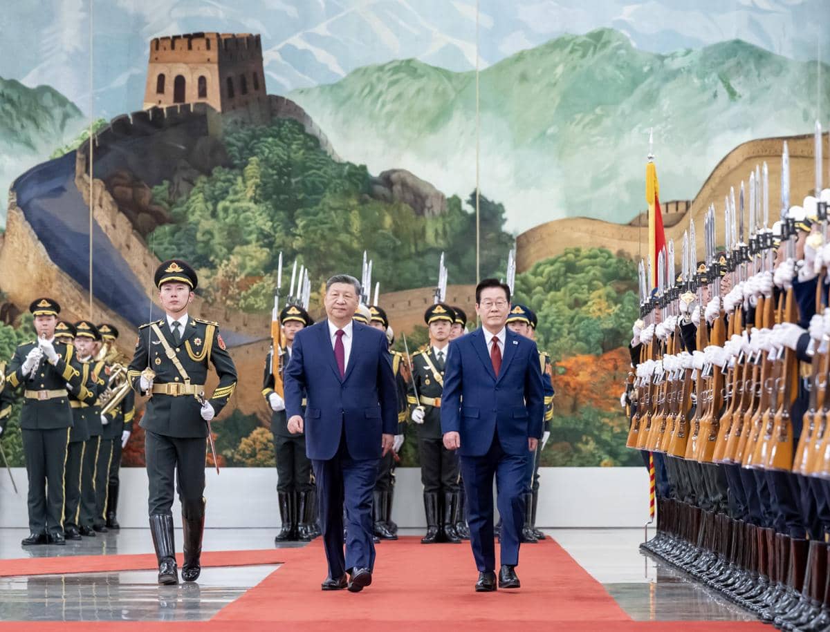 Presiden Korsel Lee Jae Myung (kanan) saat melakukan kunjungan kenegaraan ke China, dan disambut oleh Presiden Xi Jinping di Beijing pada 5 Januari 2026. (x.com/SpoxCHN_MaoNing)