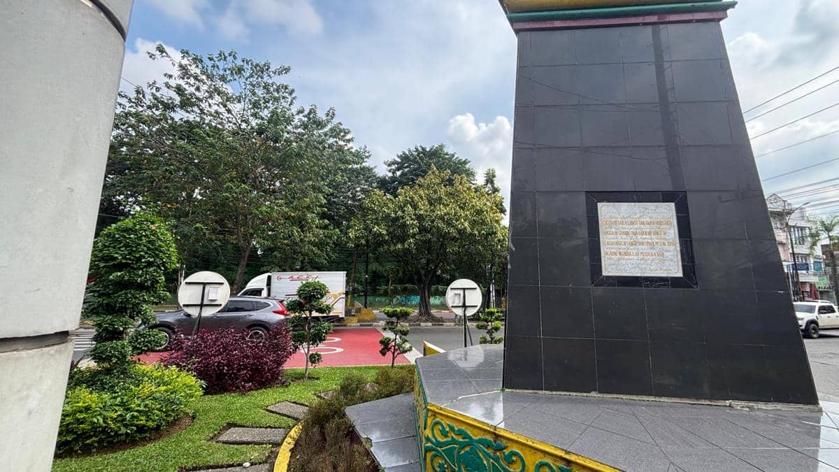 Taman kecil di sekitar patung Djaga Depari ( Mangara Wahyudi )