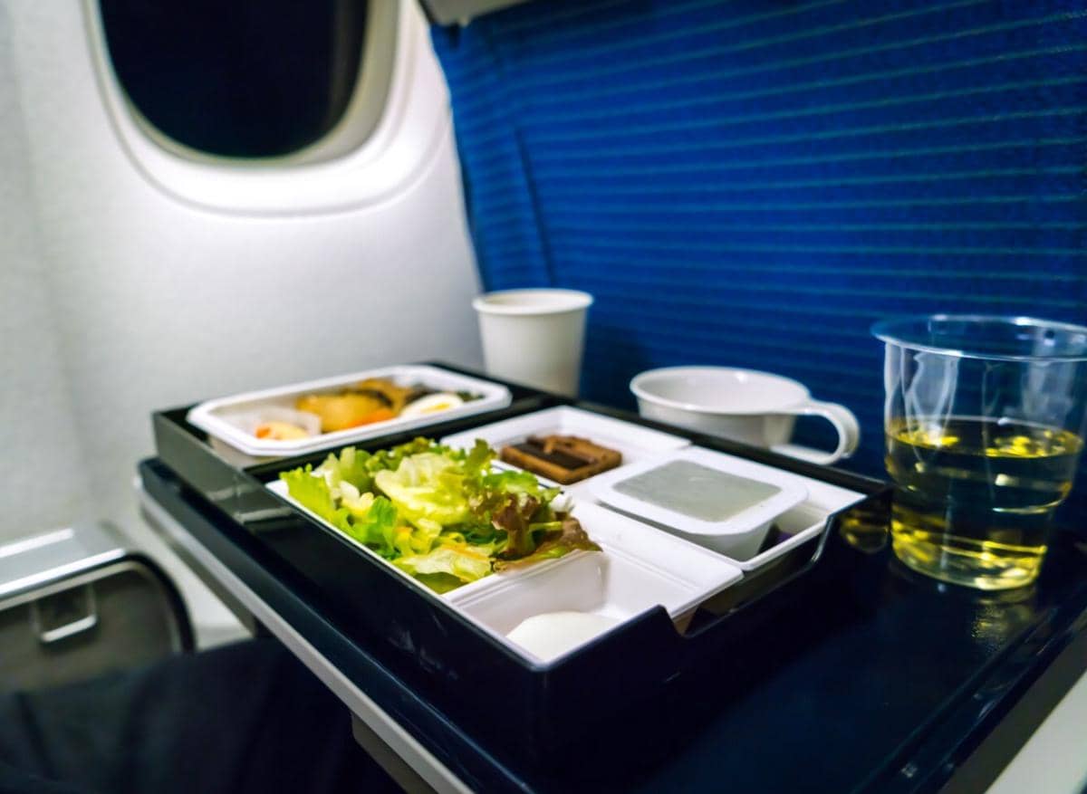 ilustrasi layanan makanan di pesawat