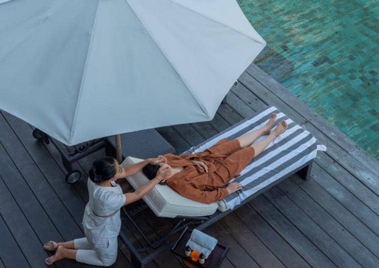 ilustrasi relaksasi di pinggir kolam renang di Ubud 