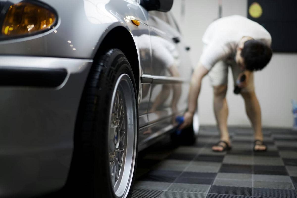 Pemilik mobil mengecek keadaan kaki kaki mobil