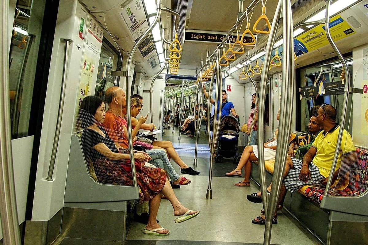 ilustrasi naik MRT di Singapura 