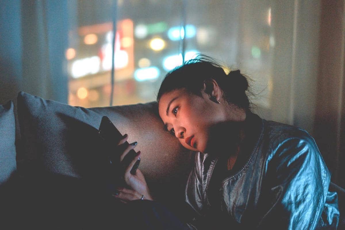 ilustrasi seseorang menonton drama pendek di HP